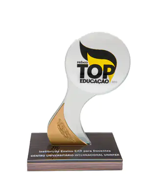 Troféu dourado com base preta, em destaque, simbolizando conquista e reconhecimento.